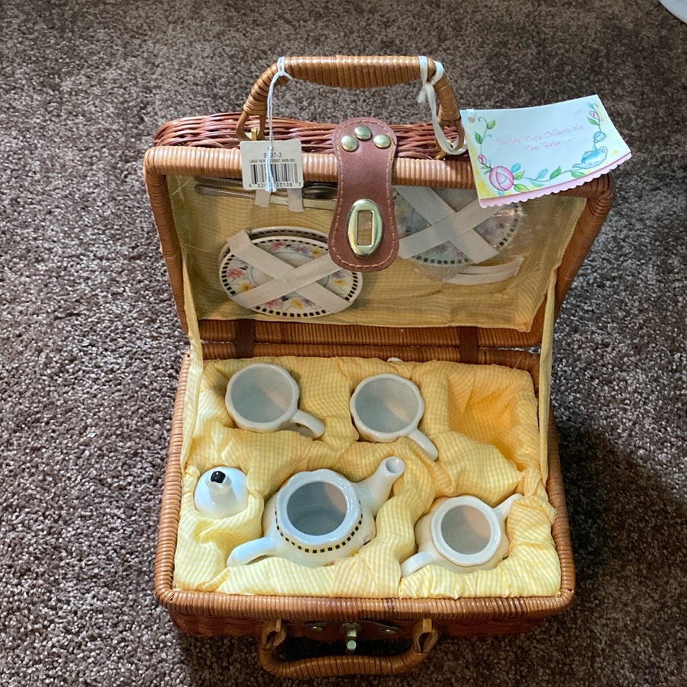 Delton Porcelain Bee Buzz Children's Tea Set in Basket